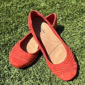 Clarks Bendables Red Orange Suede Flats size 6